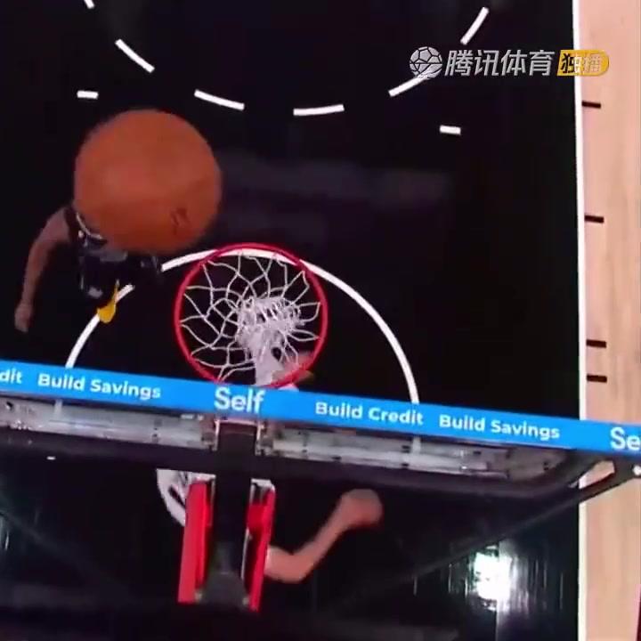 罕見(jiàn)一幕！努爾基奇拋投 球神奇停在籃板上沿 看呆凱爾登?。ㄅ瑺柣婕\）